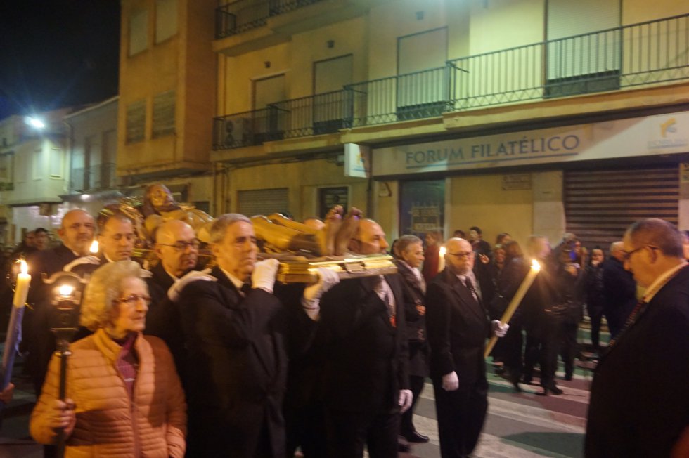 Viacrucis Cuaresmal con la imagen al aire del Cristo Yacente Viacrucis Cuaresmal con la imagen al aire del Cristo Yacente