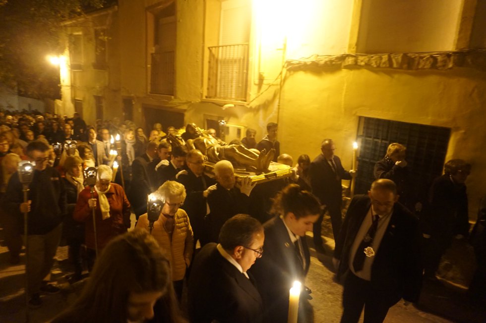 Viacrucis Cuaresmal con la imagen al aire del Cristo Yacente Viacrucis Cuaresmal con la imagen al aire del Cristo Yacente