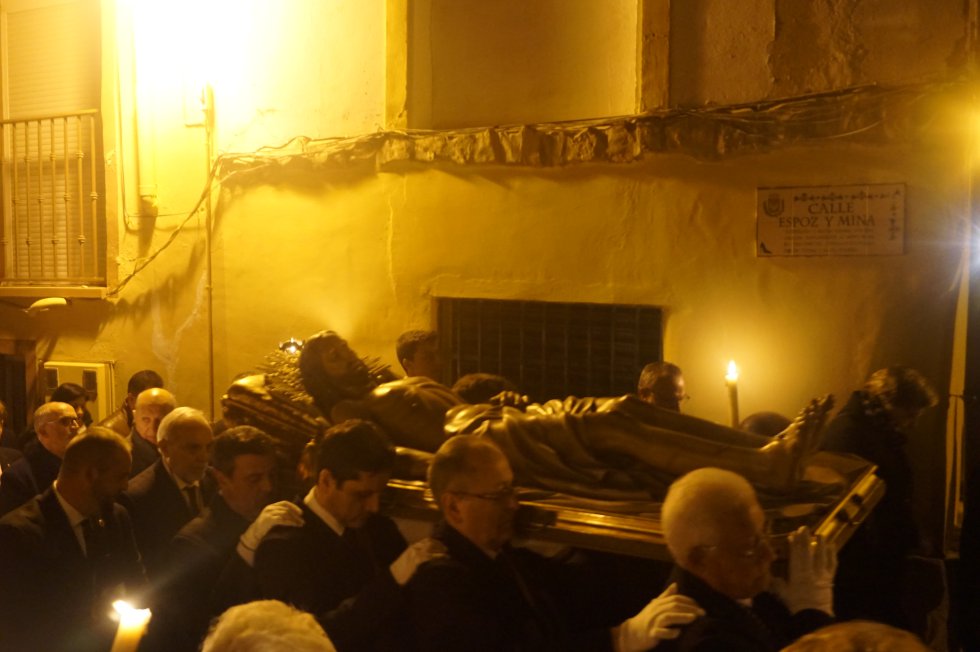 Viacrucis Cuaresmal con la imagen al aire del Cristo Yacente Viacrucis Cuaresmal con la imagen al aire del Cristo Yacente