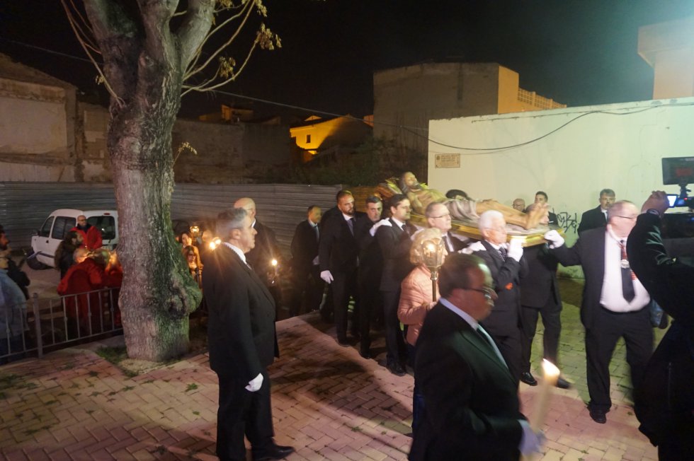 Viacrucis Cuaresmal con la imagen al aire del Cristo Yacente Viacrucis Cuaresmal con la imagen al aire del Cristo Yacente