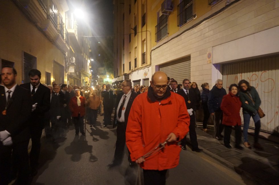 Viacrucis Cuaresmal con la imagen al aire del Cristo Yacente Viacrucis Cuaresmal con la imagen al aire del Cristo Yacente