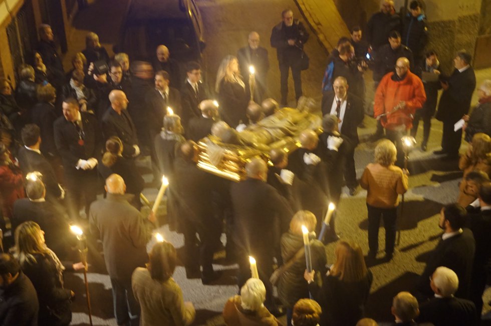 Viacrucis Cuaresmal con la imagen al aire del Cristo Yacente Viacrucis Cuaresmal con la imagen al aire del Cristo Yacente