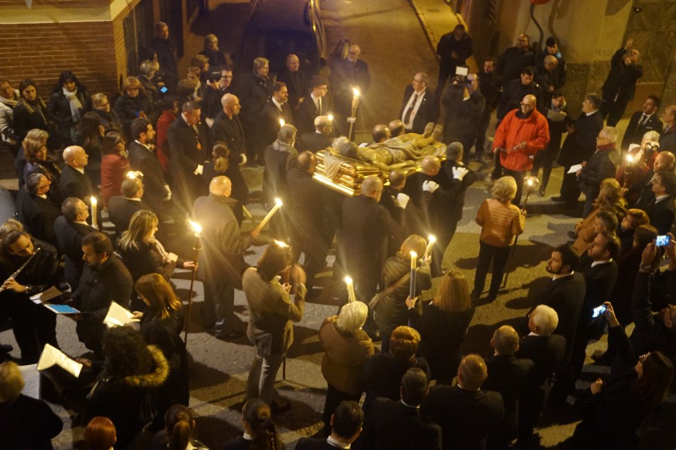 Viacrucis Cuaresmal con la imagen al aire del Cristo Yacente Viacrucis Cuaresmal con la imagen al aire del Cristo Yacente