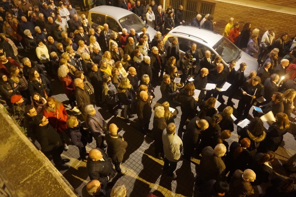 Viacrucis Cuaresmal con la imagen al aire del Cristo Yacente Viacrucis Cuaresmal con la imagen al aire del Cristo Yacente
