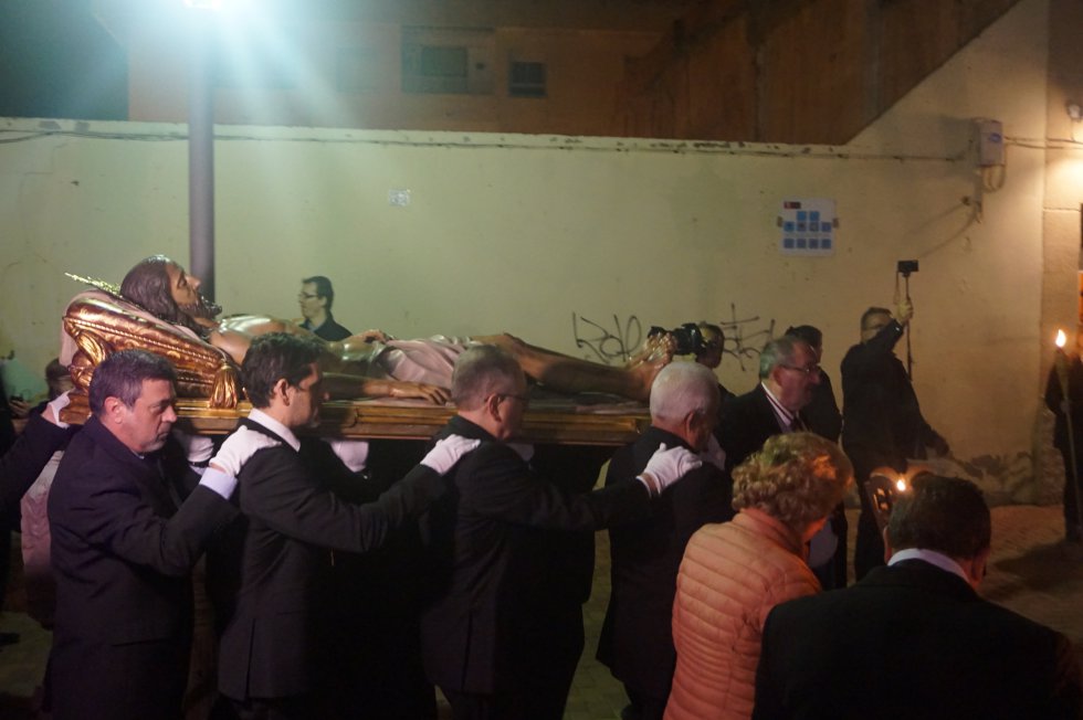 Viacrucis Cuaresmal con la imagen al aire del Cristo Yacente Viacrucis Cuaresmal con la imagen al aire del Cristo Yacente