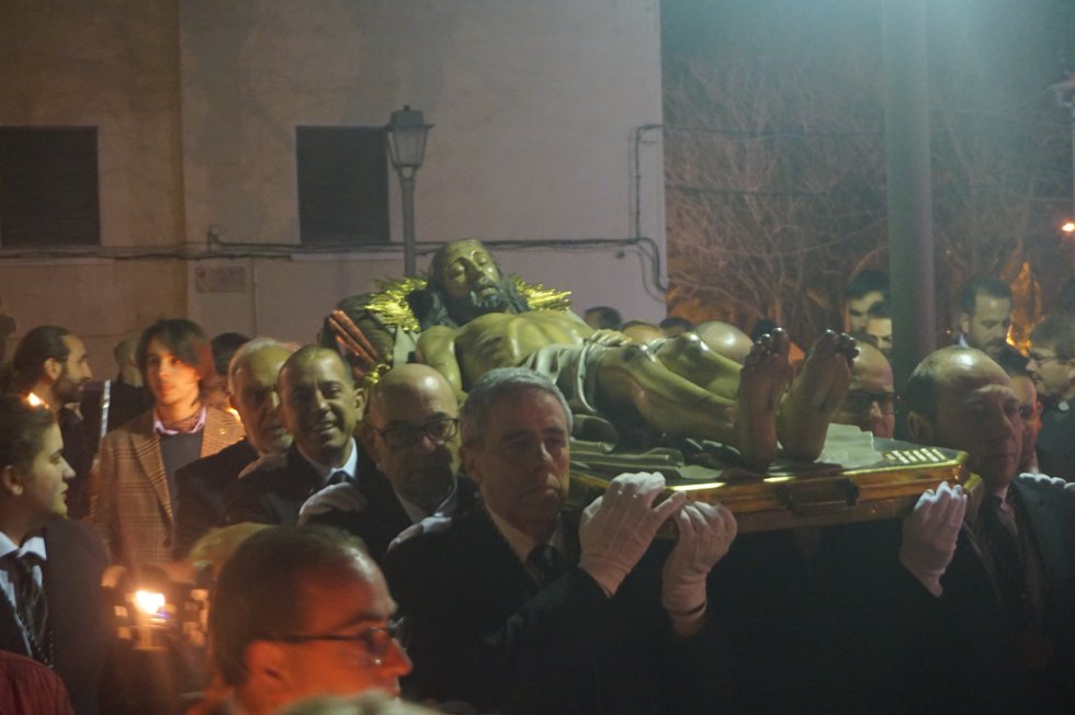 Viacrucis Cuaresmal con la imagen al aire del Cristo Yacente Viacrucis Cuaresmal con la imagen al aire del Cristo Yacente