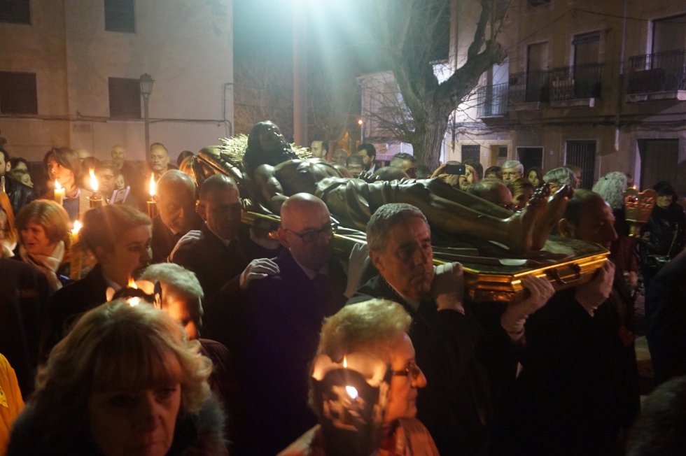 Viacrucis Cuaresmal con la imagen al aire del Cristo Yacente Viacrucis Cuaresmal con la imagen al aire del Cristo Yacente