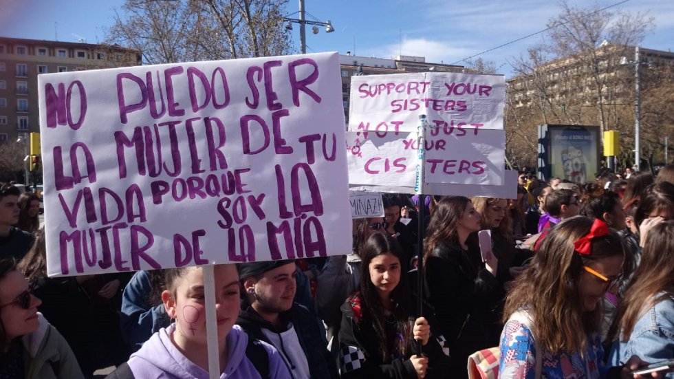 Lemas de la manifestación estudiantil de la mañana que partía de la Plaza San Francisco de Zaragoza. Lemas de la manifestación estudiantil de la mañana que partía de la Plaza San Francisco de Zaragoza.