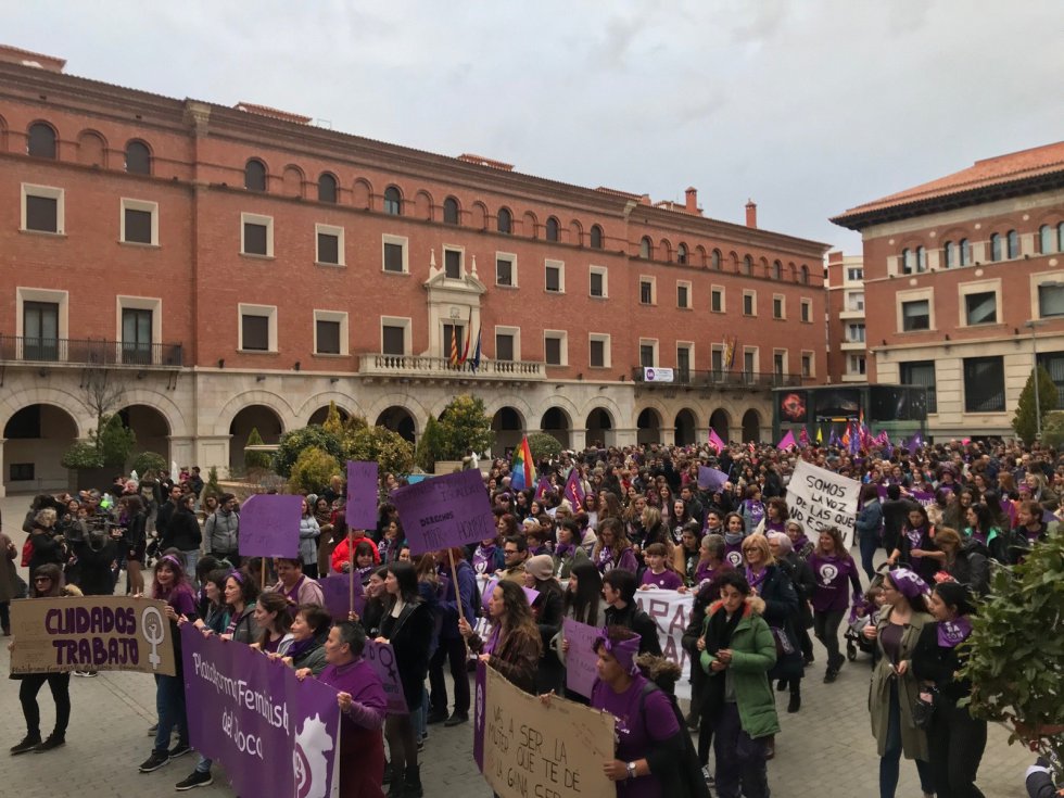 Imágenes de las manifestaciones que recorren Aragón este domingo por la tarde. Imágenes de las manifestaciones que recorren Aragón este domingo por la tarde.