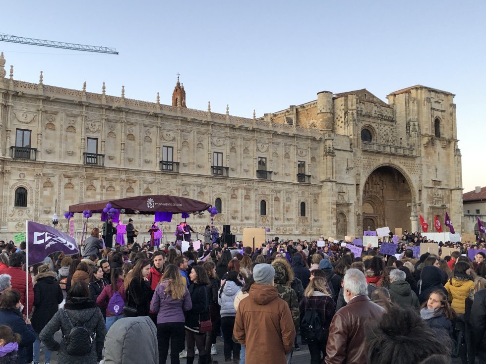 León se tiñe de violeta con más de 12.000 personas reivindicando igualdad León se tiñe de violeta con más de 12.000 personas reivindicando igualdad
