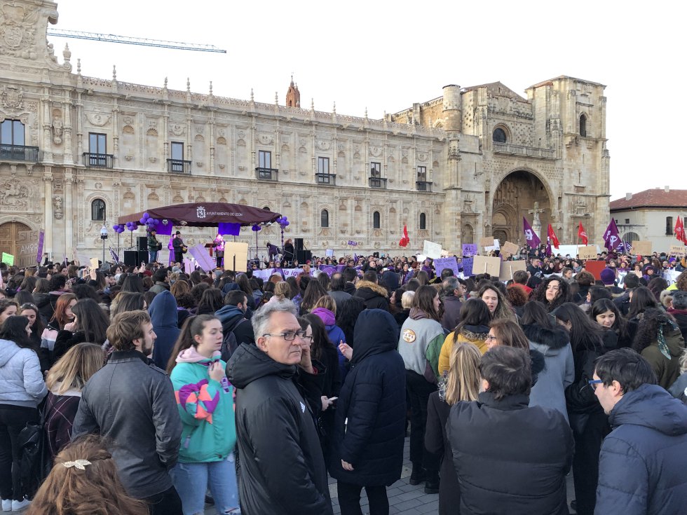 León se tiñe de violeta con más de 12.000 personas reivindicando igualdad León se tiñe de violeta con más de 12.000 personas reivindicando igualdad