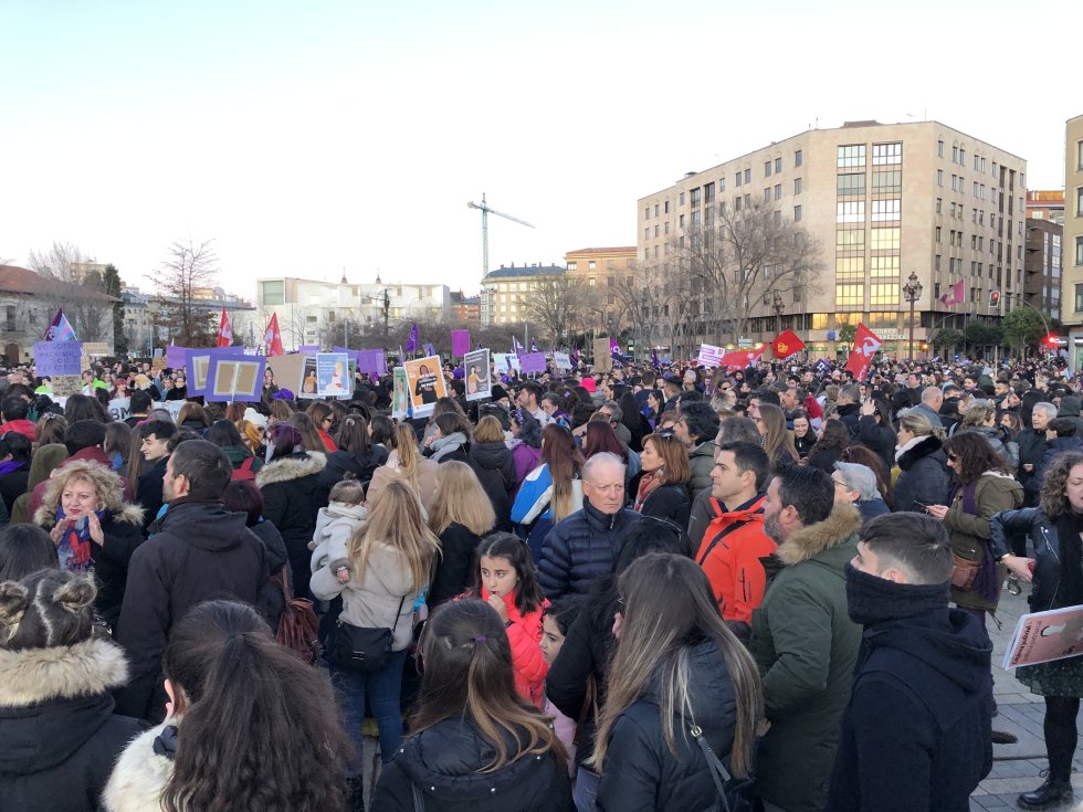 León se tiñe de violeta con más de 12.000 personas reivindicando igualdad León se tiñe de violeta con más de 12.000 personas reivindicando igualdad