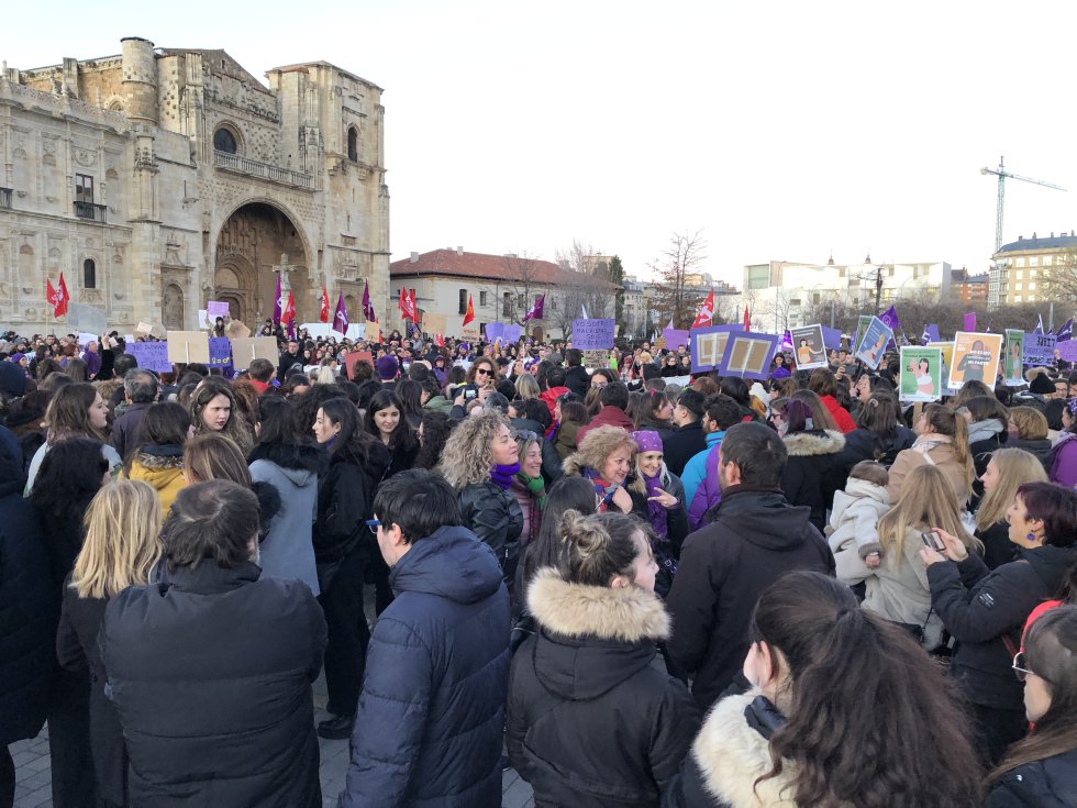 León se tiñe de violeta con más de 12.000 personas reivindicando igualdad León se tiñe de violeta con más de 12.000 personas reivindicando igualdad