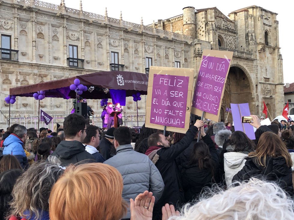 León se tiñe de violeta con más de 12.000 personas reivindicando igualdad León se tiñe de violeta con más de 12.000 personas reivindicando igualdad
