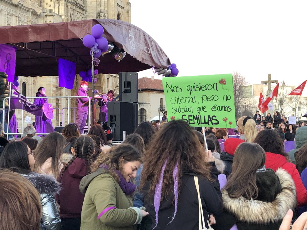 León se tiñe de violeta con más de 12.000 personas reivindicando igualdad León se tiñe de violeta con más de 12.000 personas reivindicando igualdad
