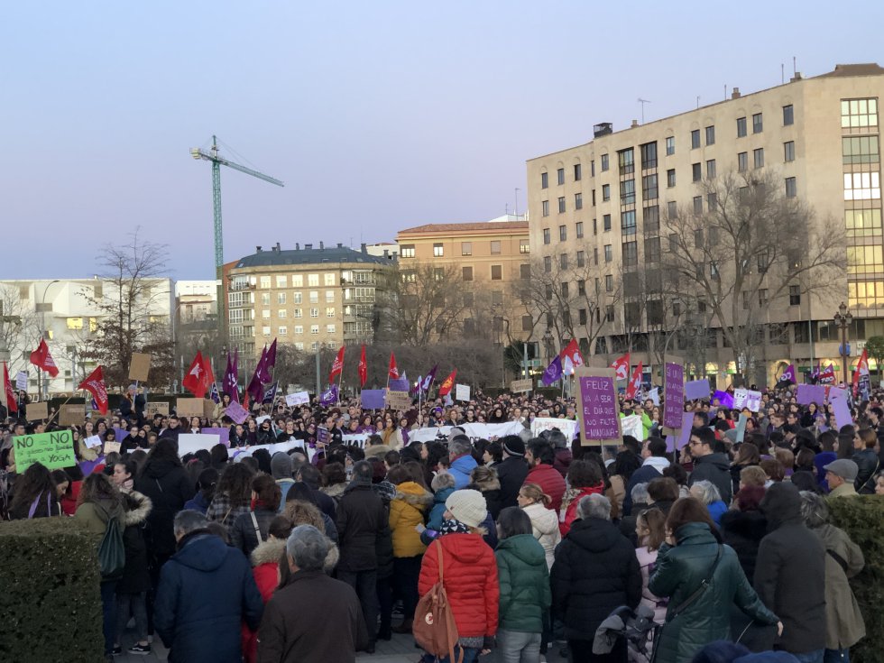 León se tiñe de violeta con más de 12.000 personas reivindicando igualdad León se tiñe de violeta con más de 12.000 personas reivindicando igualdad