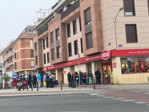 Clientes esperando para acceder al supermercado en Córdoba