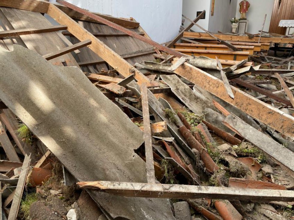 Así quedó la Iglesia del Cristo por dentro y por fuera tras caerle una grúa de obra Así quedó la Iglesia del Cristo por dentro y por fuera tras caerle una grúa de obra
