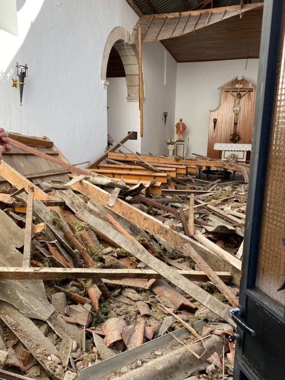 Así quedó la Iglesia del Cristo por dentro y por fuera tras caerle una grúa de obra Así quedó la Iglesia del Cristo por dentro y por fuera tras caerle una grúa de obra