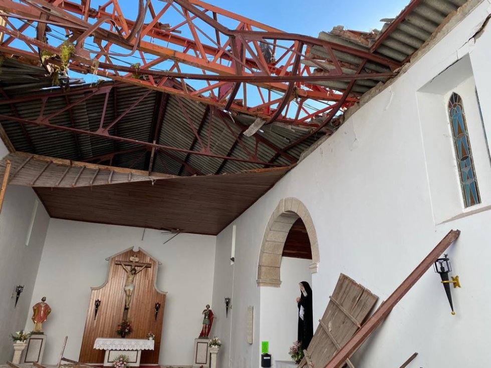 Así quedó la Iglesia del Cristo por dentro y por fuera tras caerle una grúa de obra Así quedó la Iglesia del Cristo por dentro y por fuera tras caerle una grúa de obra