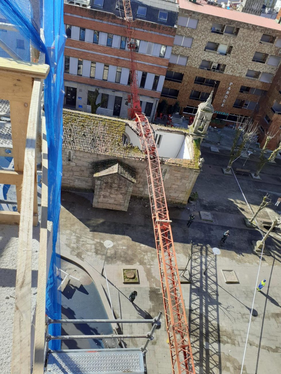 Así quedó la Iglesia del Cristo por dentro y por fuera tras caerle una grúa de obra Así quedó la Iglesia del Cristo por dentro y por fuera tras caerle una grúa de obra