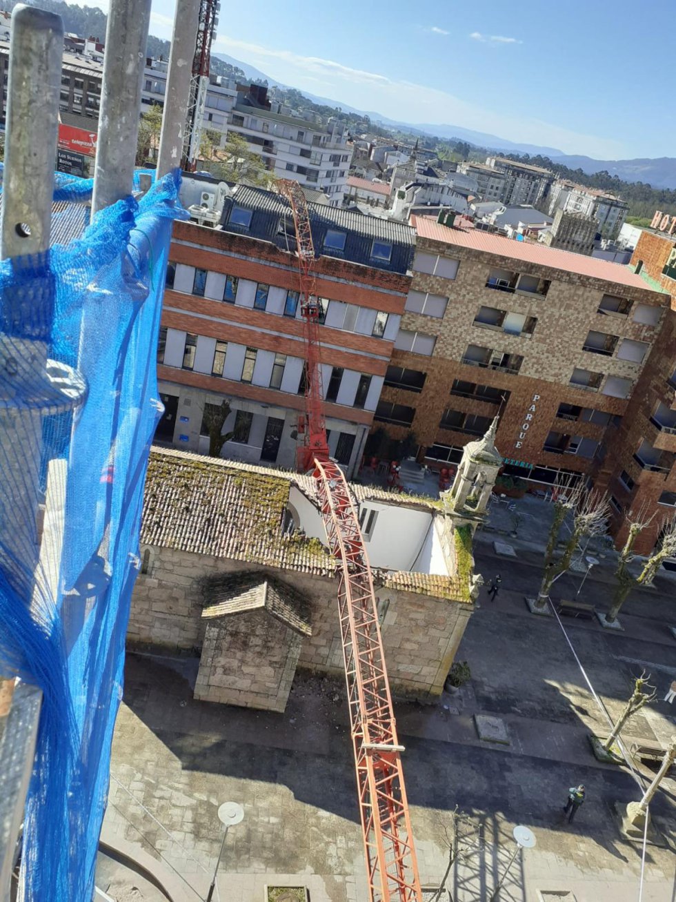 Así quedó la Iglesia del Cristo por dentro y por fuera tras caerle una grúa de obra Así quedó la Iglesia del Cristo por dentro y por fuera tras caerle una grúa de obra