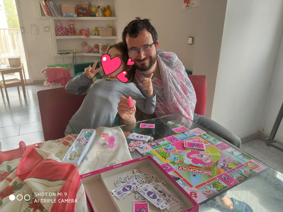 Antonio Martínez juega con su hija a la versión "Mi pequeño Pony" del Monopoly con su hija, durante el estado de alarma, en la pedanía murciana de Puente Tocinos Antonio Martínez juega con su hija a la versión "Mi pequeño Pony" del Monopoly con su hija, durante el estado de alarma, en la pedanía murciana de Puente Tocinos