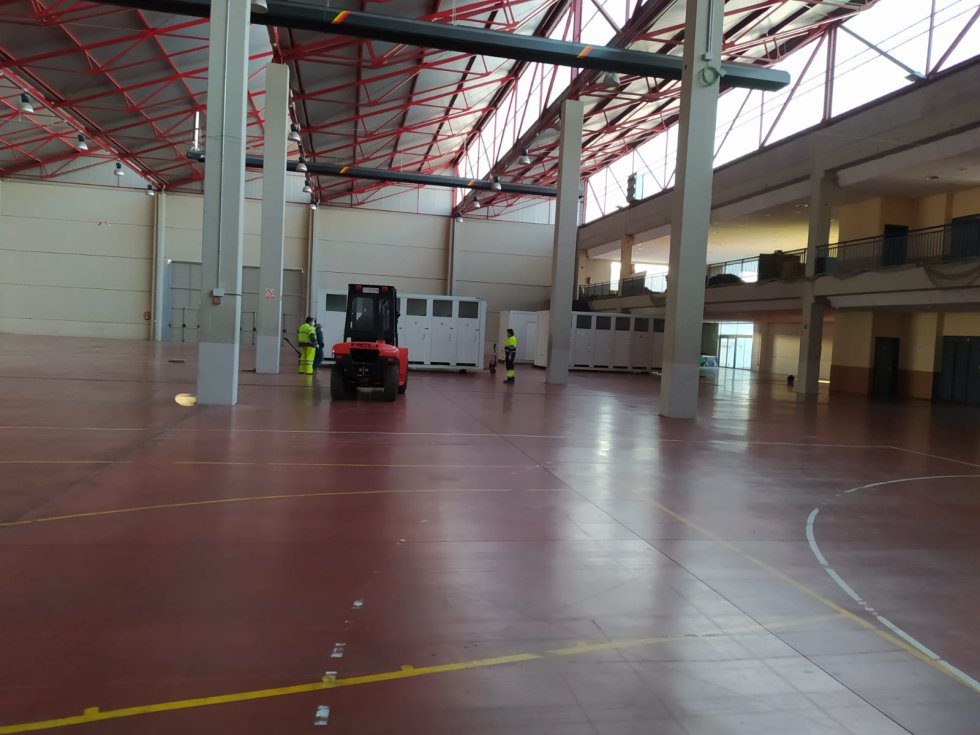 Los operarios instalan los baños portátiles Los operarios instalan los baños portátiles