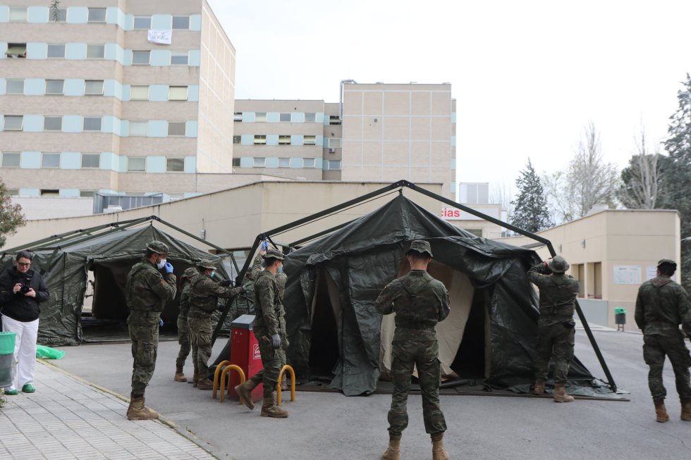 El Mando de Ingenieros REI 11 del Ejército español, con sede en Salamanca, ayuda en Madrid a instalar un hospital provisional. El Mando de Ingenieros REI 11 del Ejército español, con sede en Salamanca, ayuda en Madrid a instalar un hospital provisional.