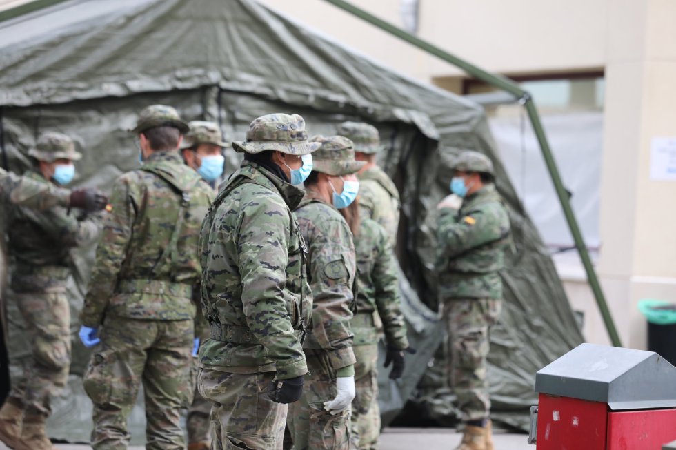 El Mando de Ingenieros REI 11 del Ejército español, con sede en Salamanca, ayuda en Madrid a instalar un hospital provisional. El Mando de Ingenieros REI 11 del Ejército español, con sede en Salamanca, ayuda en Madrid a instalar un hospital provisional.