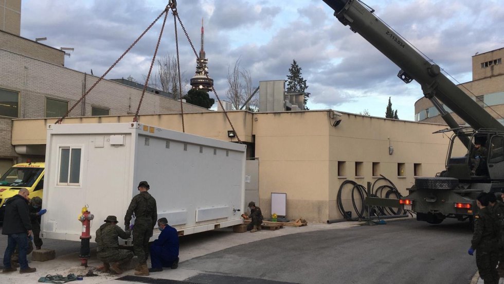 El Mando de Ingenieros REI 11 del Ejército español, con sede en Salamanca, ayuda en Madrid a instalar un hospital provisional. El Mando de Ingenieros REI 11 del Ejército español, con sede en Salamanca, ayuda en Madrid a instalar un hospital provisional.
