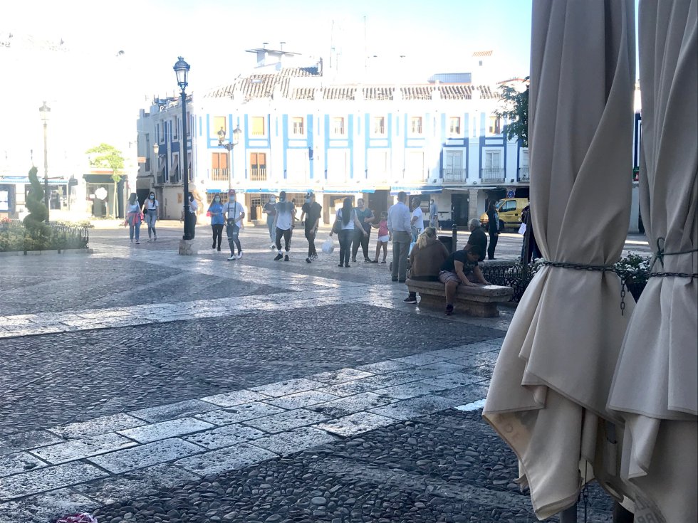 La afluencia de personas, en la Plaza de España de Valdepeñas, pasadas las 20h de este primer día de la Fase 1 La afluencia de personas, en la Plaza de España de Valdepeñas, pasadas las 20h de este primer día de la Fase 1