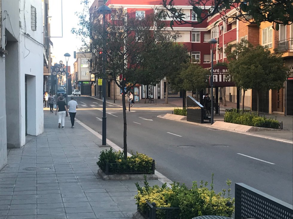 La afluencia de personas en la Calle Seis de Junio, pasadas las 20h La afluencia de personas en la Calle Seis de Junio, pasadas las 20h