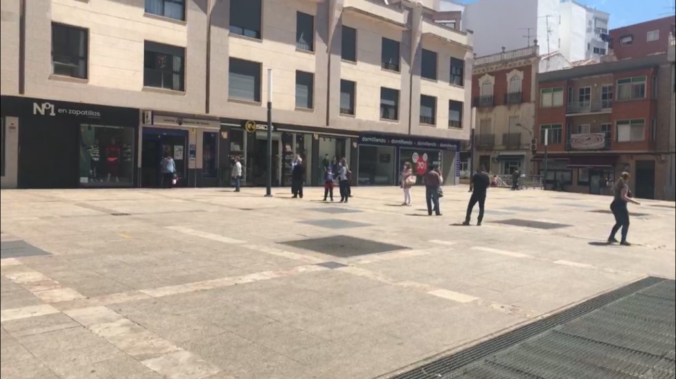 Colas para echar las apuestas en la Administración de Lotería, en la Plaza Nueva de Valdepeñas Colas para echar las apuestas en la Administración de Lotería, en la Plaza Nueva de Valdepeñas