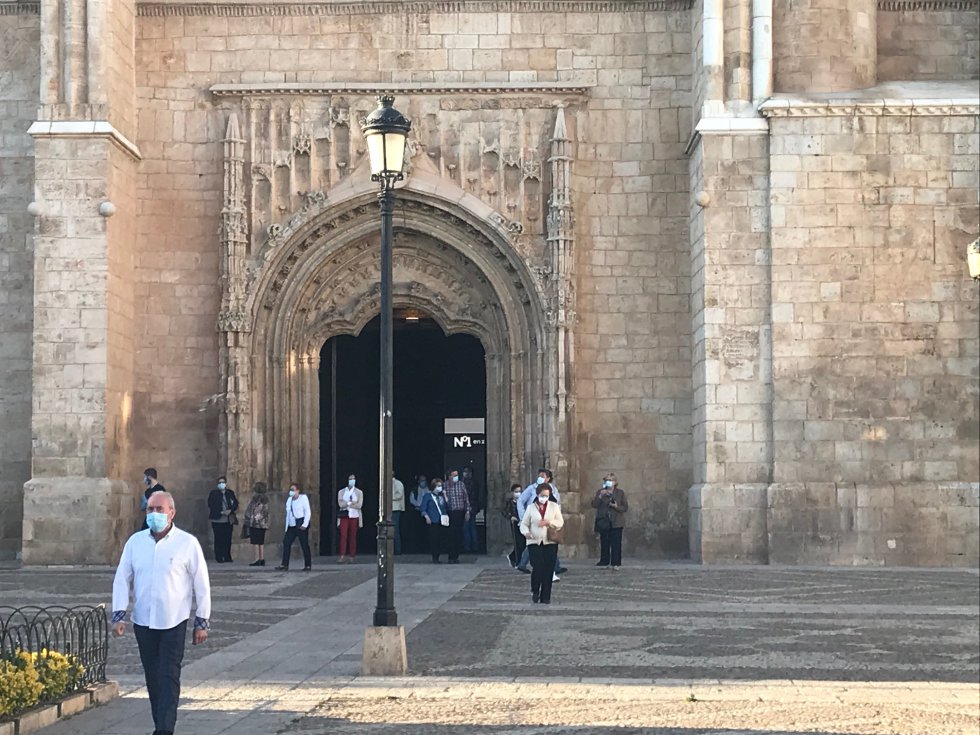 Las puertas abiertas de la Iglesia de la Asunción de Valdepeñas, a última hora de la tarde Las puertas abiertas de la Iglesia de la Asunción de Valdepeñas, a última hora de la tarde