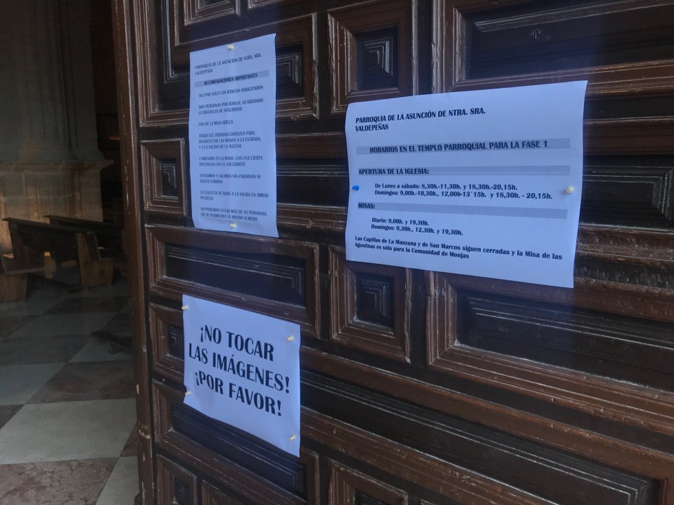 Los carteles que luce la Iglesia de la Asunción, situada en la Plaza de España de Valdepeñas Los carteles que luce la Iglesia de la Asunción, situada en la Plaza de España de Valdepeñas