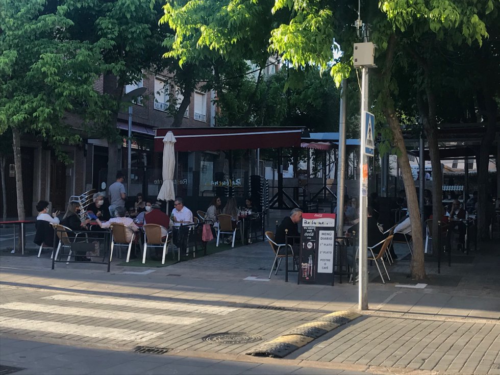 Aforo completo en las pocas mesas que se permitía a los restaurantes, bares y cafeterías. En esta ocasión, en la Plazoleta Balbuena, pasadas las 20h Aforo completo en las pocas mesas que se permitía a los restaurantes, bares y cafeterías. En esta ocasión, en la Plazoleta Balbuena, pasadas las 20h