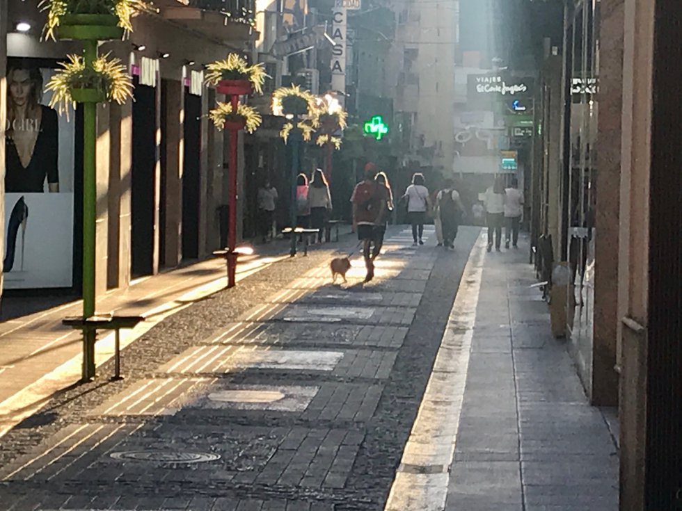 Imagen de la Calle Escuelas, tras concluir la jornada laboral de los negocios. Una calle que ha presentado una gran afluencia de personas, durante toda la mañana Imagen de la Calle Escuelas, tras concluir la jornada laboral de los negocios. Una calle que ha presentado una gran afluencia de personas, durante toda la mañana