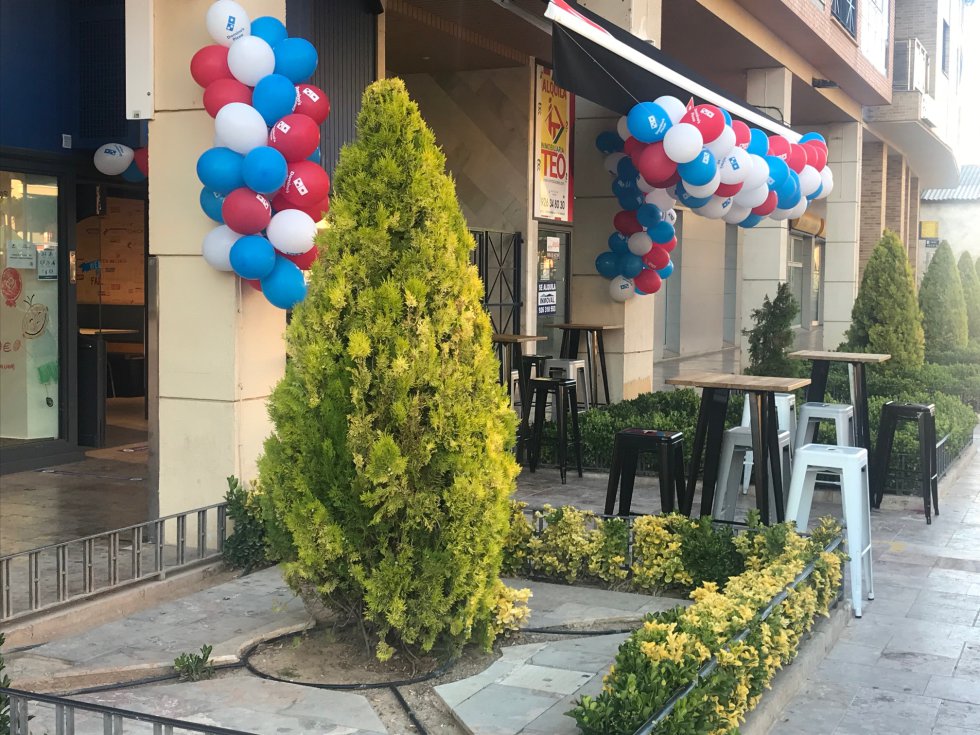 La restauración saca sus mesas a las terrazas, con la separación mínima de dos metros. Un ejemplo, el del Dominos Pizza en el Canal de Valdepeñas La restauración saca sus mesas a las terrazas, con la separación mínima de dos metros. Un ejemplo, el del Dominos Pizza en el Canal de Valdepeñas