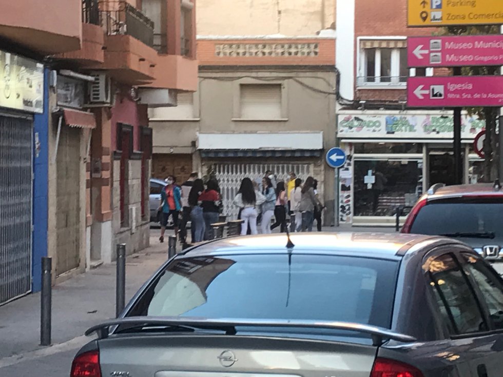 Un grupo de adolescentes reunido en el centro de Valdepeñas Un grupo de adolescentes reunido en el centro de Valdepeñas