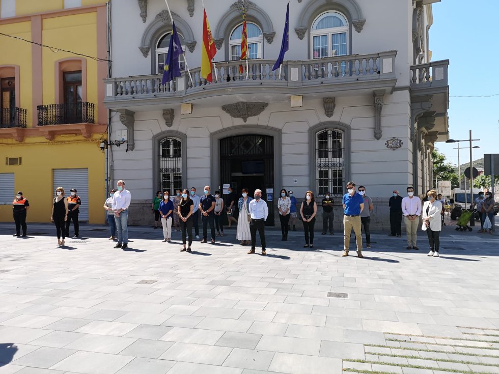 Minuto de silencio en el Ayuntamiento de La Vall d'Uixó Minuto de silencio en el Ayuntamiento de La Vall d'Uixó