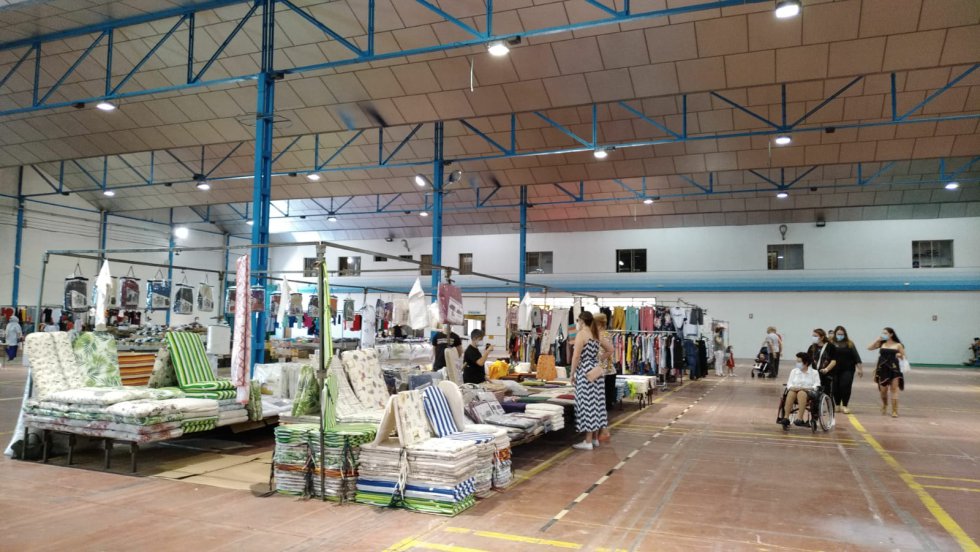 El mercadillo municipal de Valdepeñas ha estrenado, este jueves, una nueva ubicación, con motivo del paso a la Fase 1 del plan de desescalada. En este sentido, hasta 24 puestos (todos ellos con sede social o fiscal en Valdepeñas) se han instalado en el Pabellón Ferial Esteban López Vega. Un recinto en el que se ha limitado el aforo a 48 personas, es decir dos compradores por puesto El mercadillo municipal de Valdepeñas ha estrenado, este jueves, una nueva ubicación, con motivo del paso a la Fase 1 del plan de desescalada. En este sentido, hasta 24 puestos (todos ellos con sede social o fiscal en Valdepeñas) se han instalado en el Pabellón Ferial Esteban López Vega. Un recinto en el que se ha limitado el aforo a 48 personas, es decir dos compradores por puesto