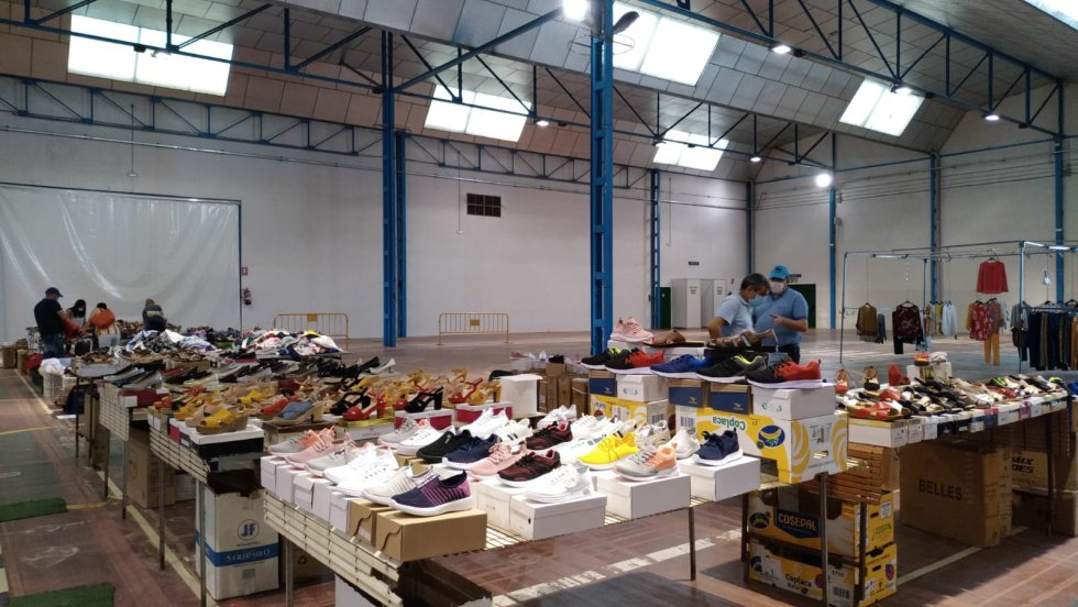 El mercadillo municipal de Valdepeñas ha estrenado, este jueves, una nueva ubicación, con motivo del paso a la Fase 1 del plan de desescalada. En este sentido, hasta 24 puestos (todos ellos con sede social o fiscal en Valdepeñas) se han instalado en el Pabellón Ferial Esteban López Vega. Un recinto en el que se ha limitado el aforo a 48 personas, es decir dos compradores por puesto El mercadillo municipal de Valdepeñas ha estrenado, este jueves, una nueva ubicación, con motivo del paso a la Fase 1 del plan de desescalada. En este sentido, hasta 24 puestos (todos ellos con sede social o fiscal en Valdepeñas) se han instalado en el Pabellón Ferial Esteban López Vega. Un recinto en el que se ha limitado el aforo a 48 personas, es decir dos compradores por puesto