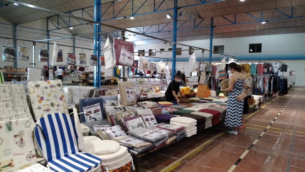 El mercadillo municipal de Valdepeñas ha estrenado, este jueves, una nueva ubicación, con motivo del paso a la Fase 1 del plan de desescalada. En este sentido, hasta 24 puestos (todos ellos con sede social o fiscal en Valdepeñas) se han instalado en el Pabellón Ferial Esteban López Vega. Un recinto en el que se ha limitado el aforo a 48 personas, es decir dos compradores por puesto El mercadillo municipal de Valdepeñas ha estrenado, este jueves, una nueva ubicación, con motivo del paso a la Fase 1 del plan de desescalada. En este sentido, hasta 24 puestos (todos ellos con sede social o fiscal en Valdepeñas) se han instalado en el Pabellón Ferial Esteban López Vega. Un recinto en el que se ha limitado el aforo a 48 personas, es decir dos compradores por puesto