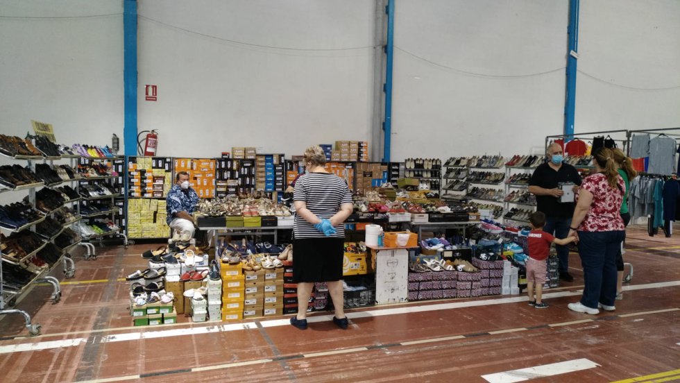 El mercadillo municipal de Valdepeñas ha estrenado, este jueves, una nueva ubicación, con motivo del paso a la Fase 1 del plan de desescalada. En este sentido, hasta 24 puestos (todos ellos con sede social o fiscal en Valdepeñas) se han instalado en el Pabellón Ferial Esteban López Vega. Un recinto en el que se ha limitado el aforo a 48 personas, es decir dos compradores por puesto El mercadillo municipal de Valdepeñas ha estrenado, este jueves, una nueva ubicación, con motivo del paso a la Fase 1 del plan de desescalada. En este sentido, hasta 24 puestos (todos ellos con sede social o fiscal en Valdepeñas) se han instalado en el Pabellón Ferial Esteban López Vega. Un recinto en el que se ha limitado el aforo a 48 personas, es decir dos compradores por puesto
