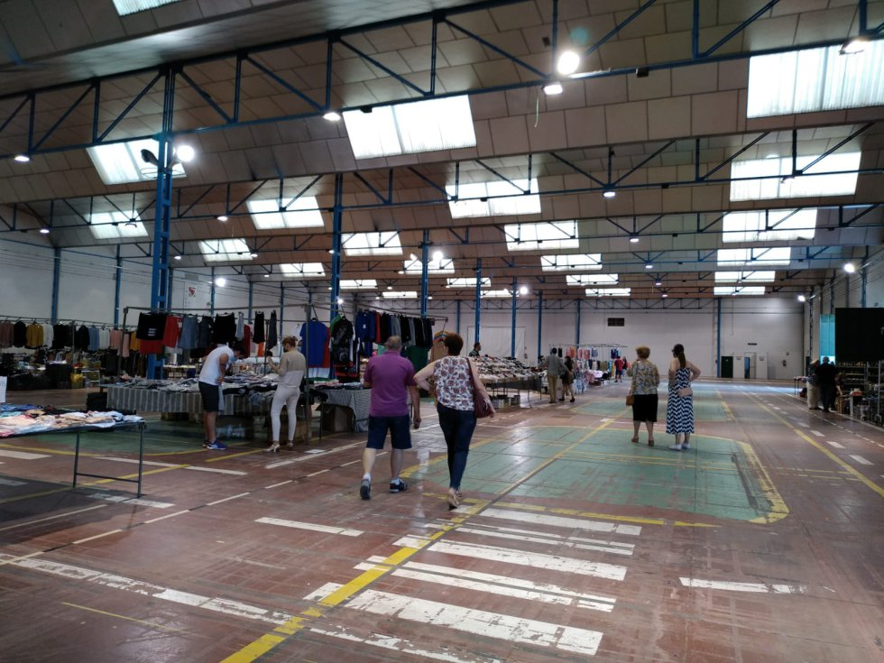El mercadillo municipal de Valdepeñas ha estrenado, este jueves, una nueva ubicación, con motivo del paso a la Fase 1 del plan de desescalada. En este sentido, hasta 24 puestos (todos ellos con sede social o fiscal en Valdepeñas) se han instalado en el Pabellón Ferial Esteban López Vega. Un recinto en el que se ha limitado el aforo a 48 personas, es decir dos compradores por puesto El mercadillo municipal de Valdepeñas ha estrenado, este jueves, una nueva ubicación, con motivo del paso a la Fase 1 del plan de desescalada. En este sentido, hasta 24 puestos (todos ellos con sede social o fiscal en Valdepeñas) se han instalado en el Pabellón Ferial Esteban López Vega. Un recinto en el que se ha limitado el aforo a 48 personas, es decir dos compradores por puesto