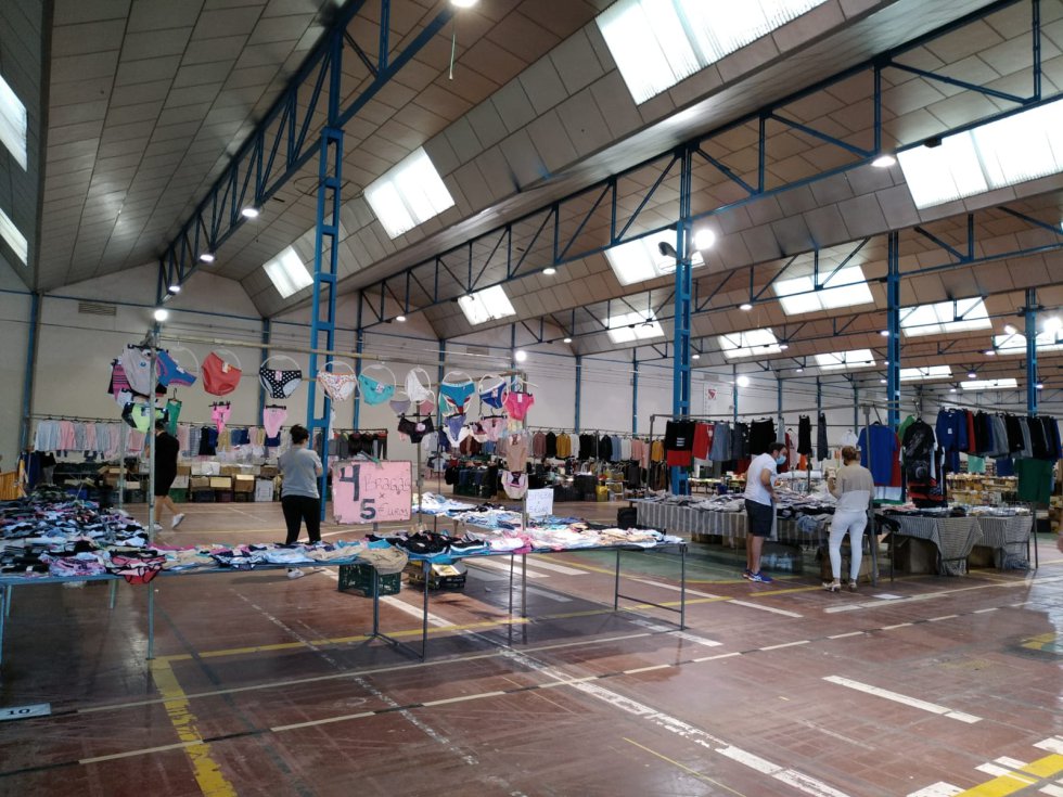 El mercadillo municipal de Valdepeñas ha estrenado, este jueves, una nueva ubicación, con motivo del paso a la Fase 1 del plan de desescalada. En este sentido, hasta 24 puestos (todos ellos con sede social o fiscal en Valdepeñas) se han instalado en el Pabellón Ferial Esteban López Vega. Un recinto en el que se ha limitado el aforo a 48 personas, es decir dos compradores por puesto El mercadillo municipal de Valdepeñas ha estrenado, este jueves, una nueva ubicación, con motivo del paso a la Fase 1 del plan de desescalada. En este sentido, hasta 24 puestos (todos ellos con sede social o fiscal en Valdepeñas) se han instalado en el Pabellón Ferial Esteban López Vega. Un recinto en el que se ha limitado el aforo a 48 personas, es decir dos compradores por puesto