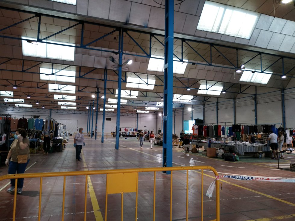 El mercadillo municipal de Valdepeñas ha estrenado, este jueves, una nueva ubicación, con motivo del paso a la Fase 1 del plan de desescalada. En este sentido, hasta 24 puestos (todos ellos con sede social o fiscal en Valdepeñas) se han instalado en el Pabellón Ferial Esteban López Vega. Un recinto en el que se ha limitado el aforo a 48 personas, es decir dos compradores por puesto El mercadillo municipal de Valdepeñas ha estrenado, este jueves, una nueva ubicación, con motivo del paso a la Fase 1 del plan de desescalada. En este sentido, hasta 24 puestos (todos ellos con sede social o fiscal en Valdepeñas) se han instalado en el Pabellón Ferial Esteban López Vega. Un recinto en el que se ha limitado el aforo a 48 personas, es decir dos compradores por puesto
