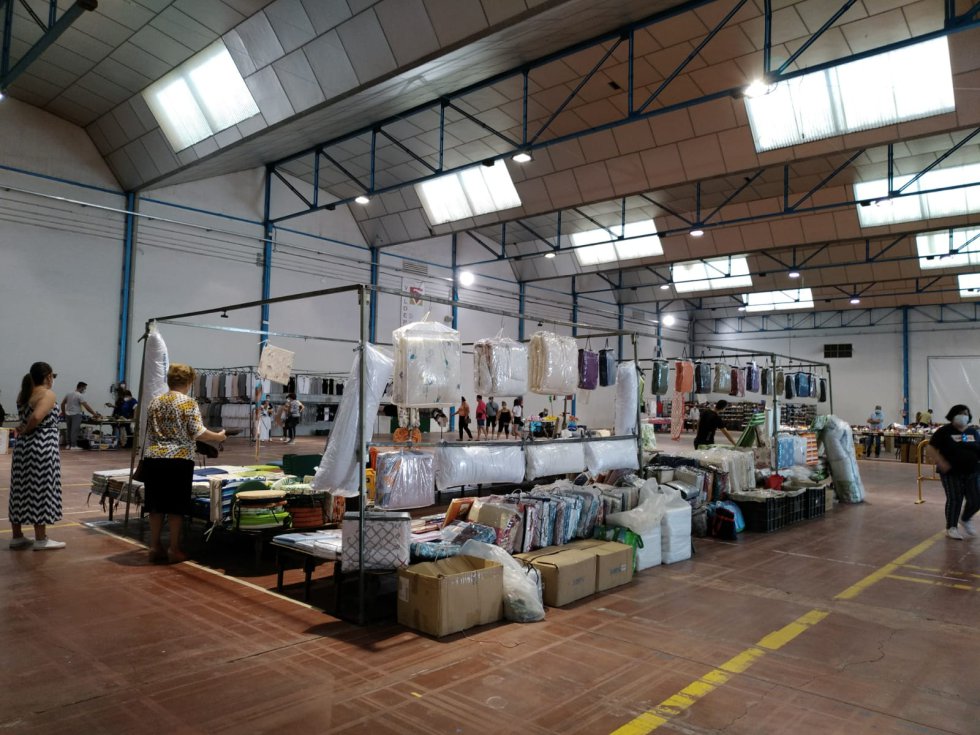 El mercadillo municipal de Valdepeñas ha estrenado, este jueves, una nueva ubicación, con motivo del paso a la Fase 1 del plan de desescalada. En este sentido, hasta 24 puestos (todos ellos con sede social o fiscal en Valdepeñas) se han instalado en el Pabellón Ferial Esteban López Vega. Un recinto en el que se ha limitado el aforo a 48 personas, es decir dos compradores por puesto El mercadillo municipal de Valdepeñas ha estrenado, este jueves, una nueva ubicación, con motivo del paso a la Fase 1 del plan de desescalada. En este sentido, hasta 24 puestos (todos ellos con sede social o fiscal en Valdepeñas) se han instalado en el Pabellón Ferial Esteban López Vega. Un recinto en el que se ha limitado el aforo a 48 personas, es decir dos compradores por puesto
