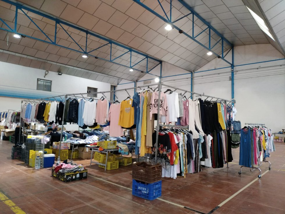 El mercadillo municipal de Valdepeñas ha estrenado, este jueves, una nueva ubicación, con motivo del paso a la Fase 1 del plan de desescalada. En este sentido, hasta 24 puestos (todos ellos con sede social o fiscal en Valdepeñas) se han instalado en el Pabellón Ferial Esteban López Vega. Un recinto en el que se ha limitado el aforo a 48 personas, es decir dos compradores por puesto El mercadillo municipal de Valdepeñas ha estrenado, este jueves, una nueva ubicación, con motivo del paso a la Fase 1 del plan de desescalada. En este sentido, hasta 24 puestos (todos ellos con sede social o fiscal en Valdepeñas) se han instalado en el Pabellón Ferial Esteban López Vega. Un recinto en el que se ha limitado el aforo a 48 personas, es decir dos compradores por puesto